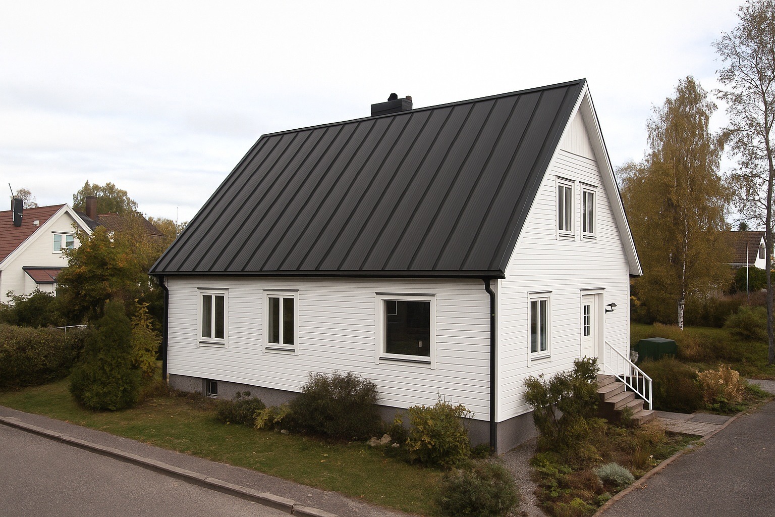 Tak med svart plåt Tak med svart plåt